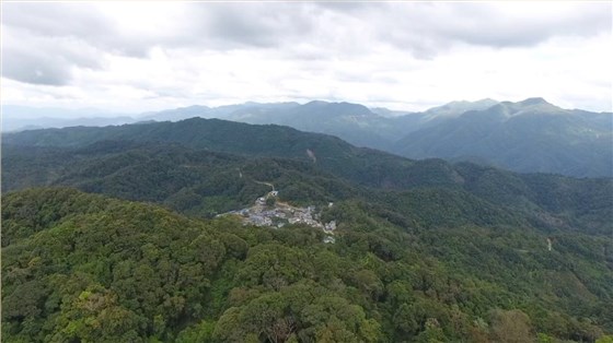 群山環(huán)繞里的麻黑寨